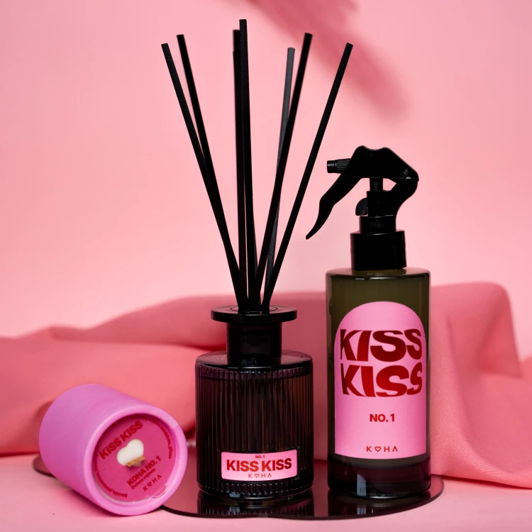 zestaw-prezentowy-rytual-koha-kiss-kiss-swieca-sojowa-zapachowa-gips-polimerowy-handmade-dyfuzor-zapachowy-perfumy-rekodzielo-gdansk.jpg