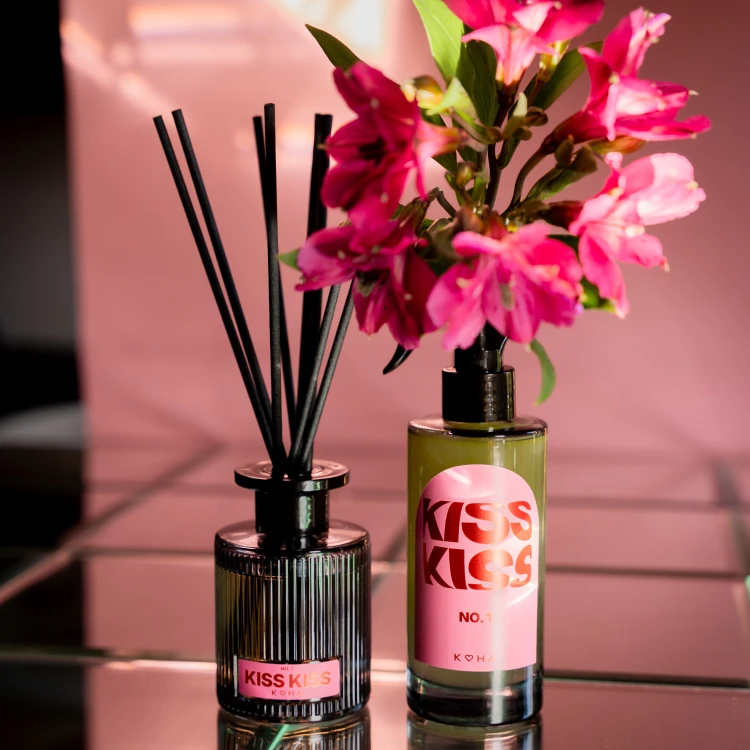 zestaw-prezentowy-duet-koha-kiss-kiss-dyfuzor-150ml-perfumy-do-wnetrz-200ml-rekodzielo-gdansk.jpg